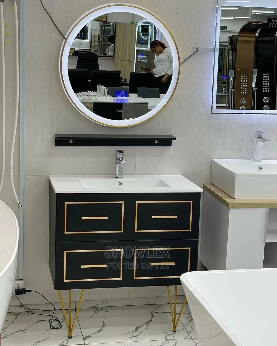 Luxurious Bathroom With Bluetooth Round Led Mirror in Orile