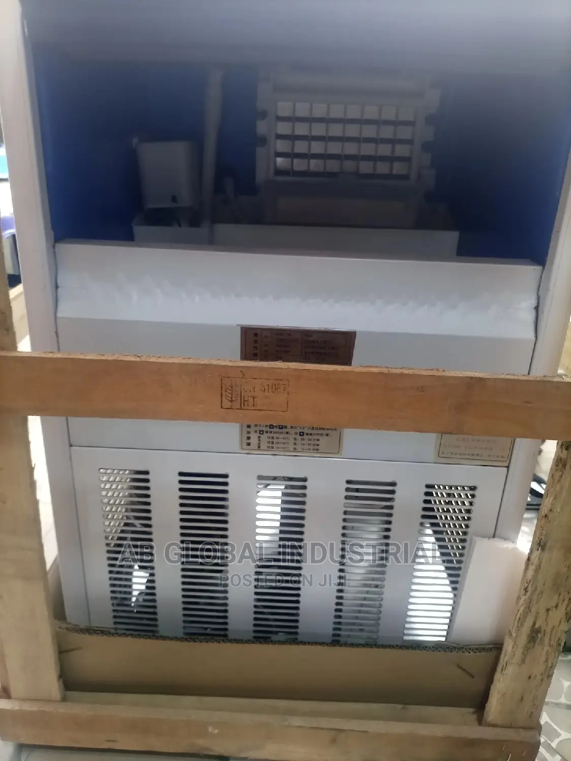 Ice Cube Machine (32 Cubes 0er Drop) in Ojo Restaurant & Catering