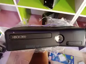 Photo - Standard Uk Used XBOX 360(Fifa23 + 10 Games) and Controller