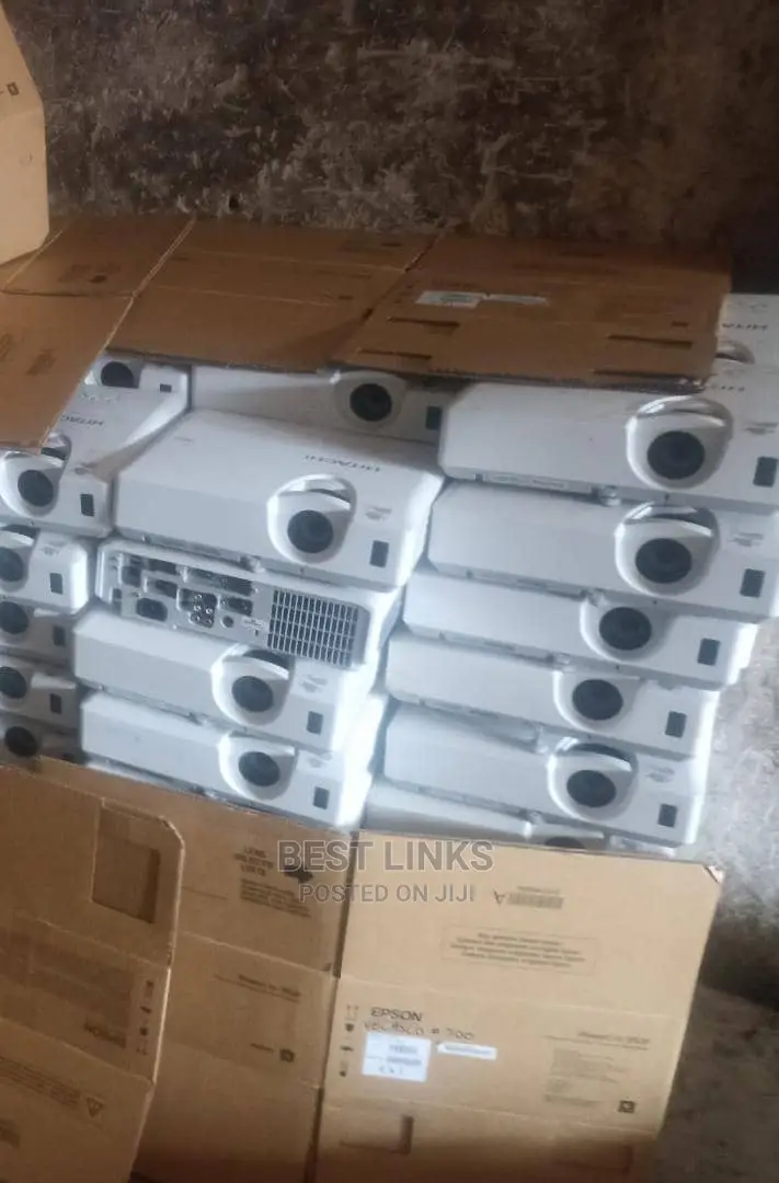 Hitachi Projector With Hdmi and Vga, Available 3000lumens in Ikeja