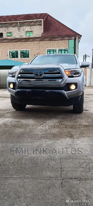 Photo - Toyota Tacoma SR5 2017 Silver