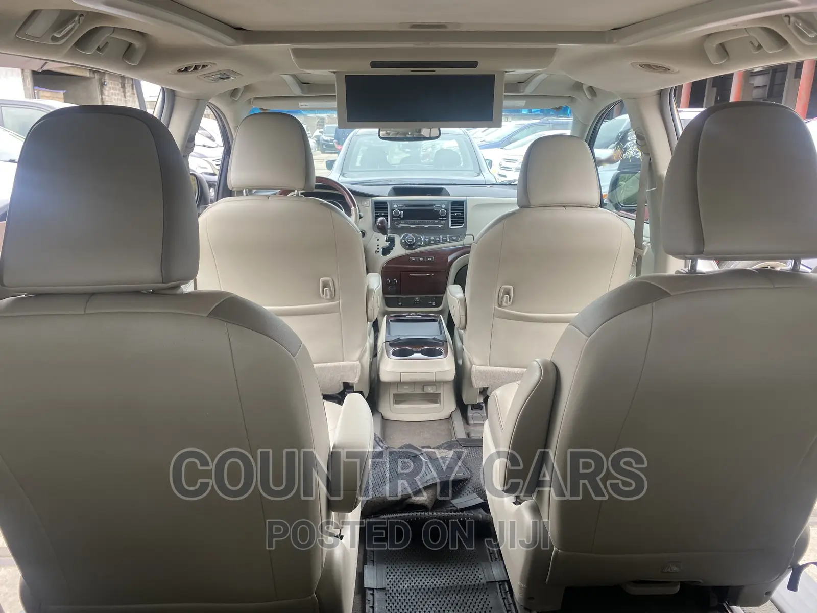 Toyota Sienna Limited 7 Passenger 2012 White in Apapa Cars, Country