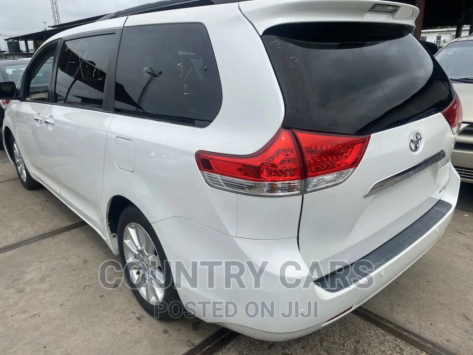 Toyota Sienna Limited 7 Passenger 2012 White in Apapa Cars, Country