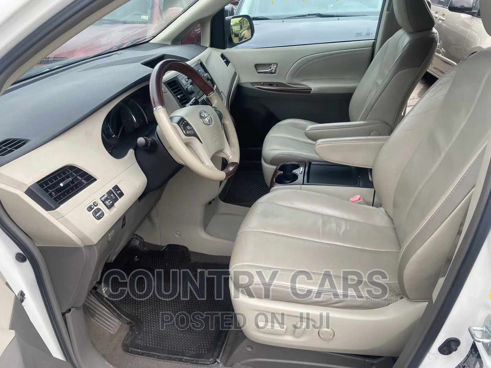 Toyota Sienna Limited 7 Passenger 2012 White in Apapa Cars, Country