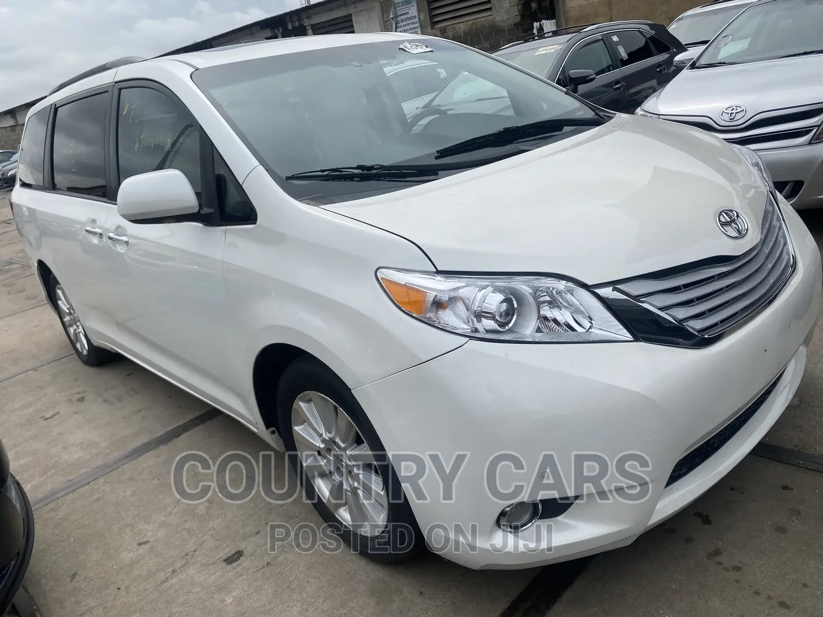 Toyota Sienna Limited 7 Passenger 2012 White in Apapa Cars, Country