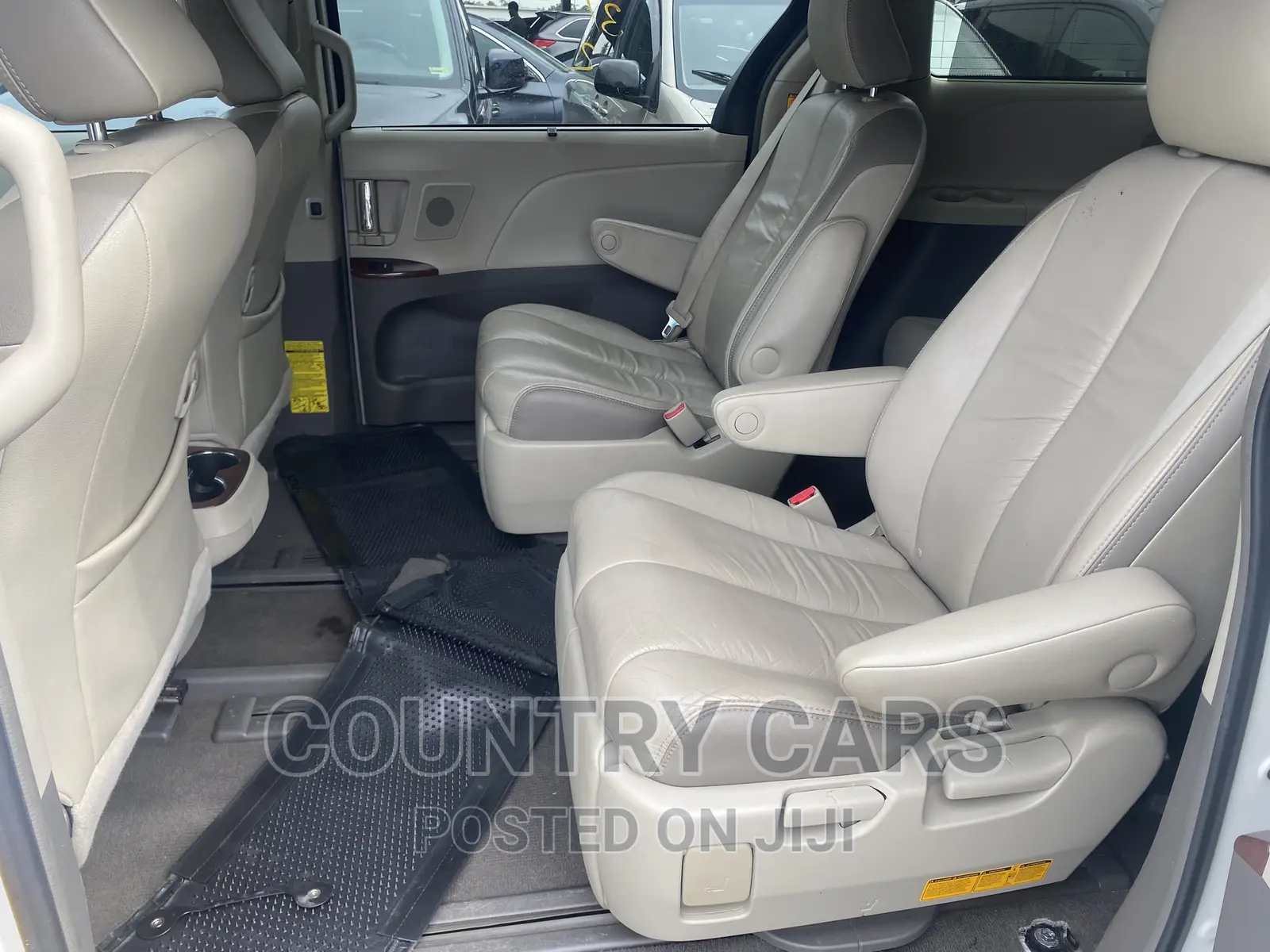 Toyota Sienna Limited 7 Passenger 2012 White in Apapa Cars, Country