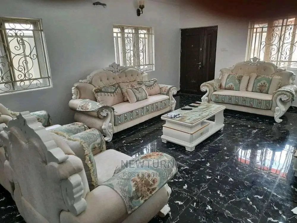 7 Seater Royal Sofa Set With Throw Pillows. in Lagos Island (Eko