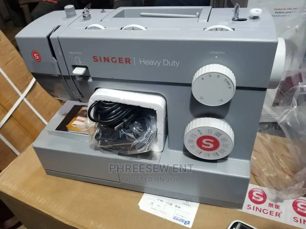 Singer Heavy Duty Sewing Machine. (Model 4423/4432/5523. in Lagos
